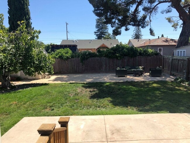 Building Photo - Charming 2 Bedroom Home Close to Downtown