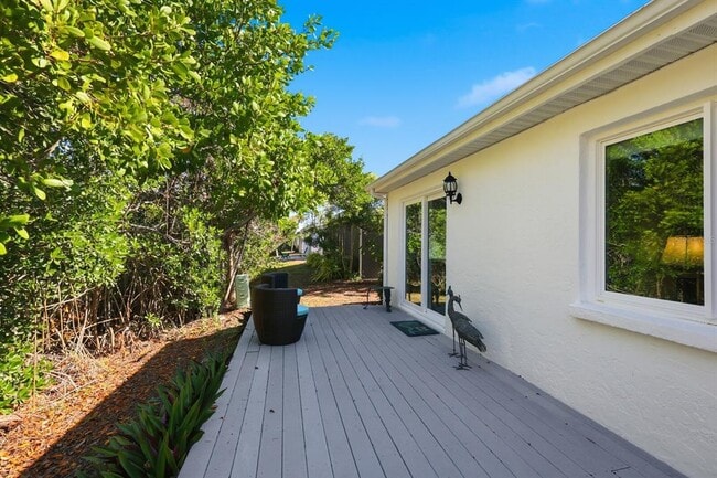 Building Photo - 573 Spanish Dr N