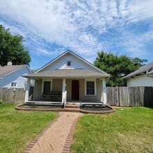 Building Photo - Near Southeast 2BR House!