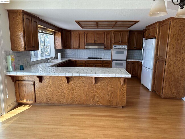 Building Photo - 5752 Drakes Dr