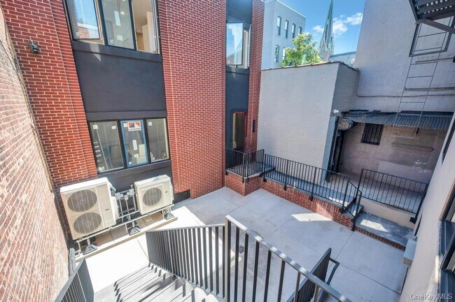 Building Photo - 157 25th St