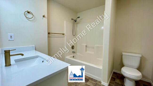 Building Photo - LUXURY DUPLEX RENTAL WITH SPACIOUS BACKYARD