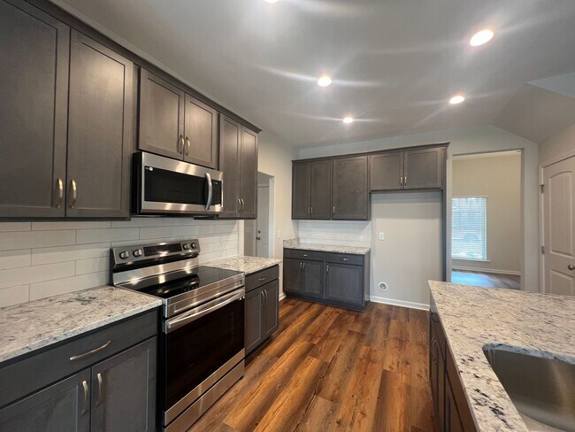 Building Photo - 5 bedroom, 3 bath home in Savannah, near I-16