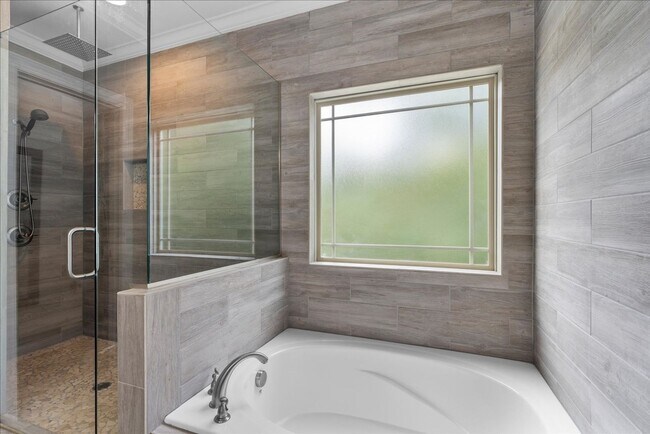 Building Photo - Move-In Ready Luxury in Island Point Estates
