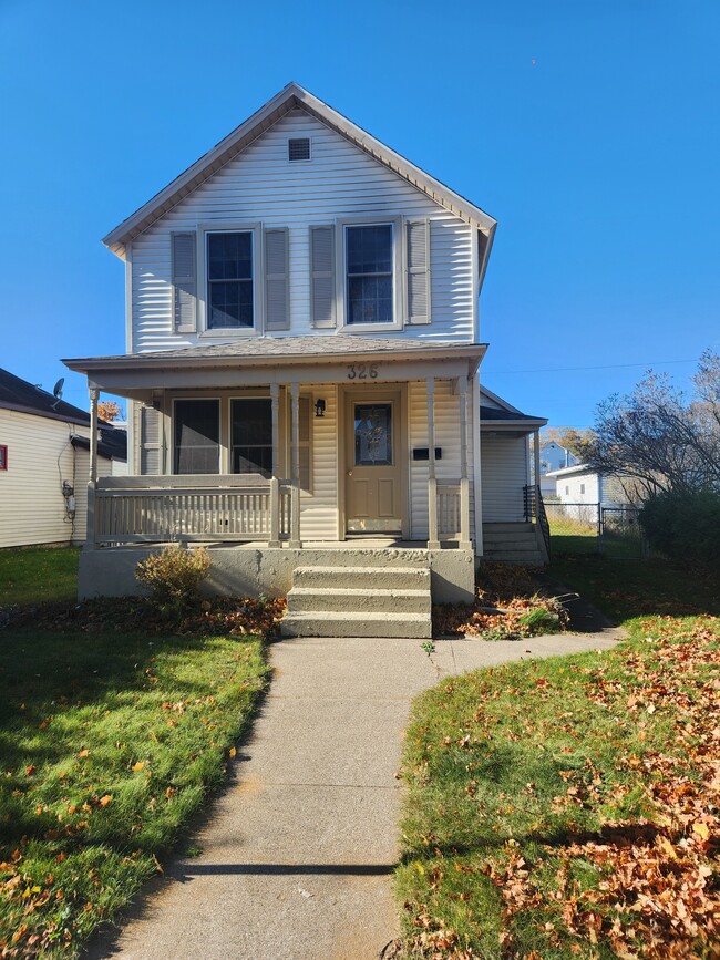 Building Photo - 326 S 13th St