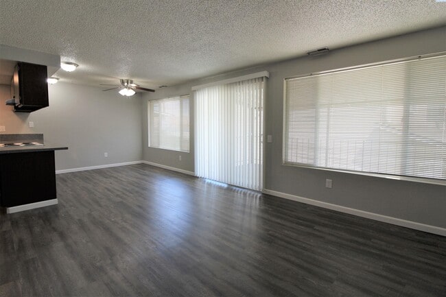 Building Photo - 2 Bed/1 Bath Central Kennewick Apartment