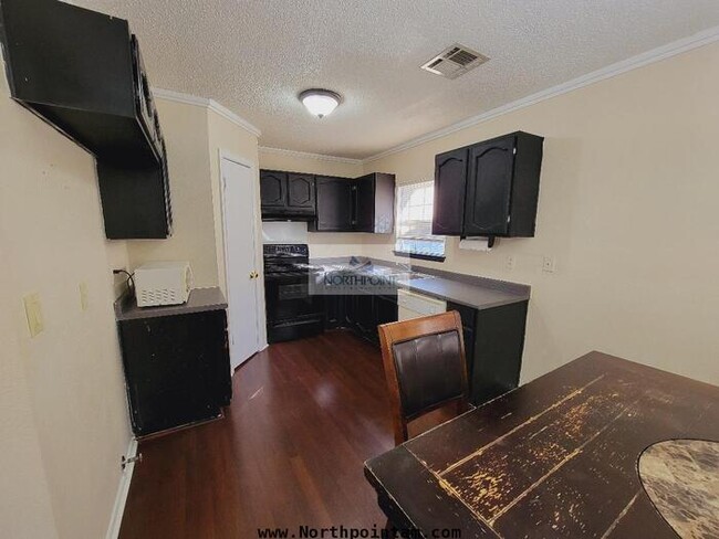 Building Photo - Charming 3 bedroom home ready for immediat...