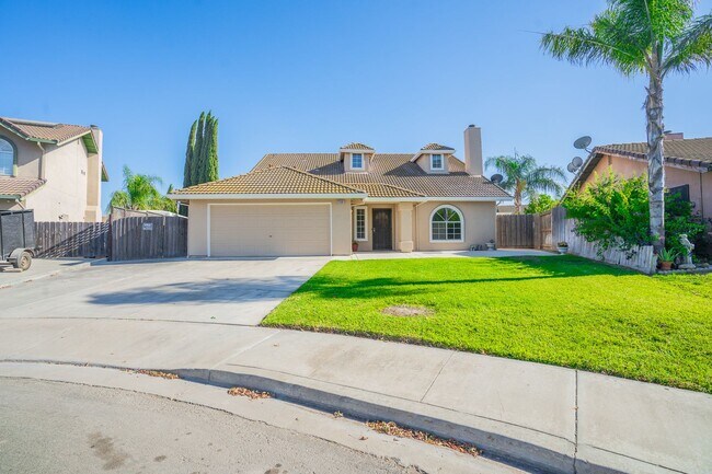 Building Photo - BEAUTIFUL 4 BEDROOM HOME WITH SWIMMING POOL!