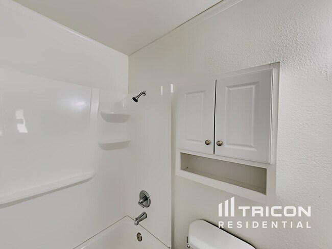 Building Photo - 828 N Pine Ct