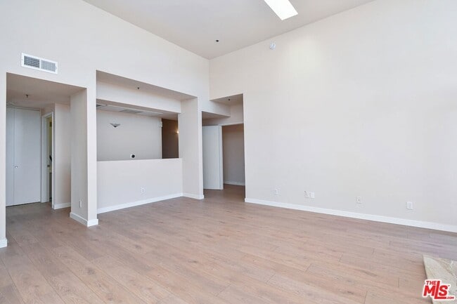 Building Photo - 5350 White Oak Ave
