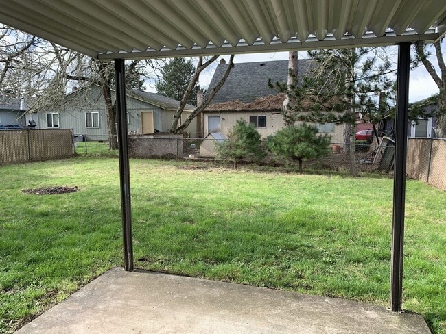 Building Photo - Four bedroom, two bath family home on quie...