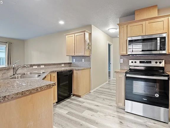 Building Photo - "Charming 3-Bed Oasis in Monmouth with Cozy Fireplace & Stylish Furnishings!"