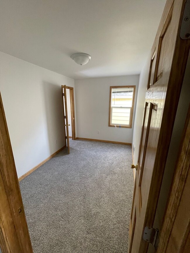 Building Photo - AVAILABLE JUNE/JULY - Remodeled 3 Bed 1.5 ...