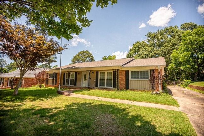Building Photo - Beautiful home available today!