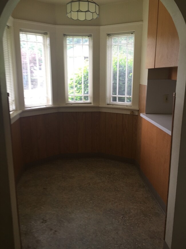 Building Photo - Charming Vintage Home for Rent in Camas!