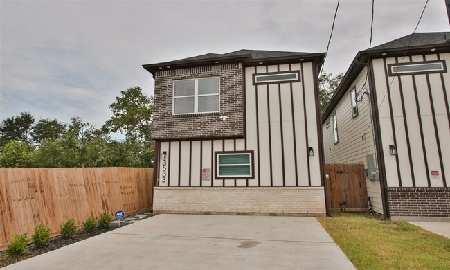 Building Photo - 3533 Mt Pleasant St
