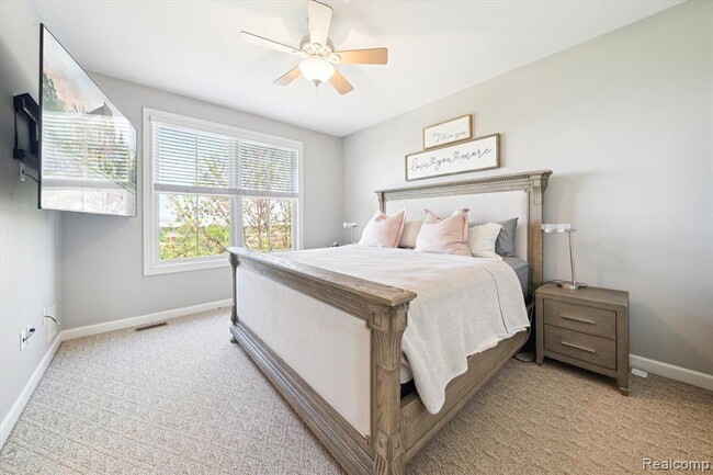 Building Photo - 537 Lewis St