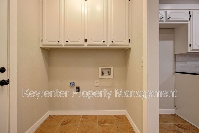 Building Photo - 314 N Lakeside Terrace