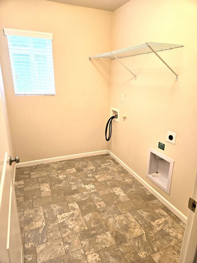 Building Photo - Excellent Location!  Like new built 2017 -...