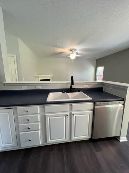 Building Photo - 696 Wilke Pl