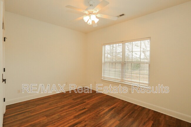 Building Photo - 303 NW Palomino St