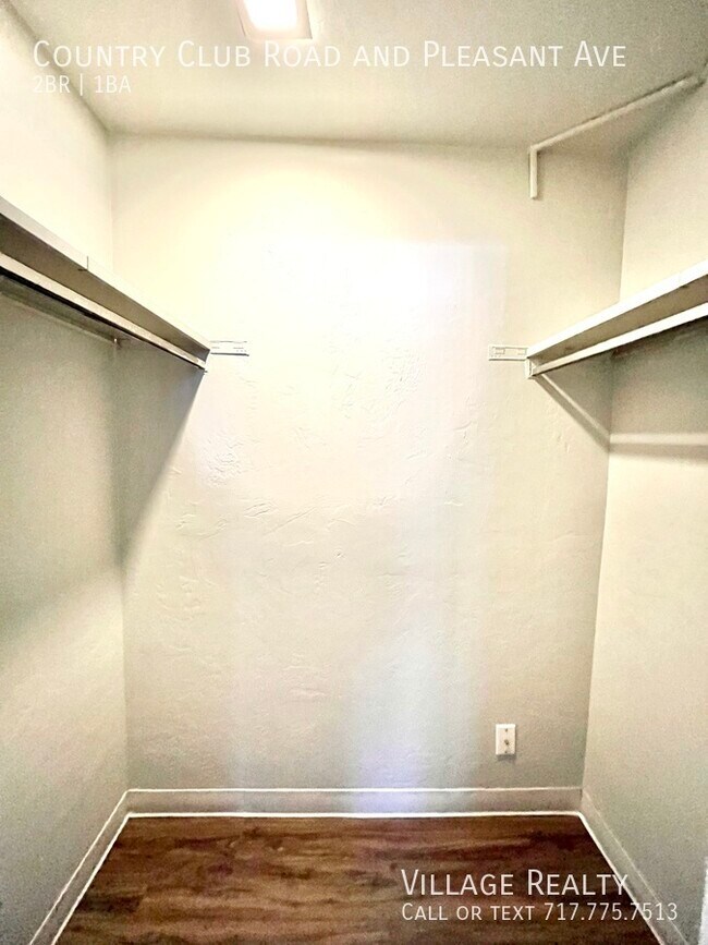 Building Photo - 615 Country Club Rd