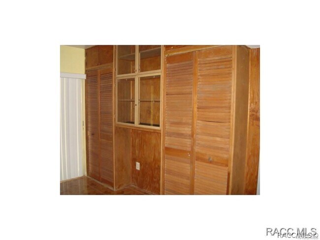 Building Photo - 9081 N Golfview Dr