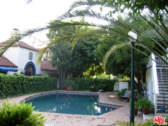 Building Photo - 1416 Havenhurst Dr