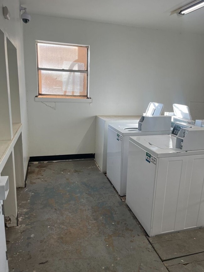 Building Photo - Remodeled units AVAILABLE NOW! Leasing fast!!!