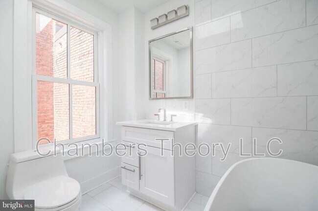 Building Photo - 1640 19th St NW