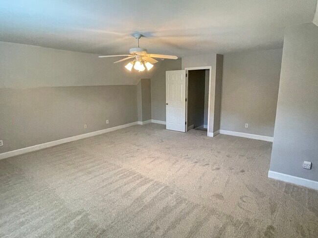 Building Photo - Hickory Hills home with fenced yard and deck!
