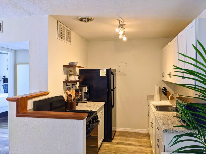 Building Photo - 1700 SW 16th Ct