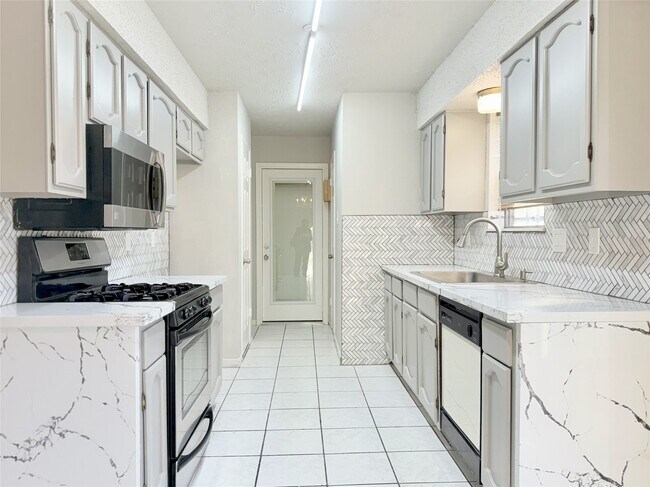 Building Photo - 12715 Middlesbrough Ln