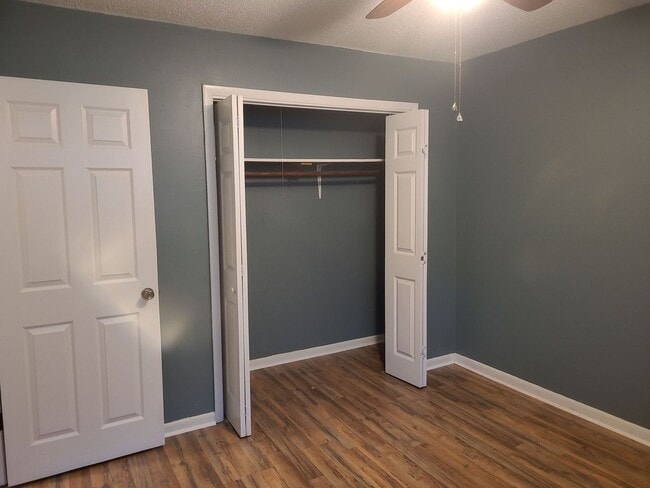 Building Photo - Available in Red Bank! 2 Bedroom 1 Bathroom with Covered Porch!