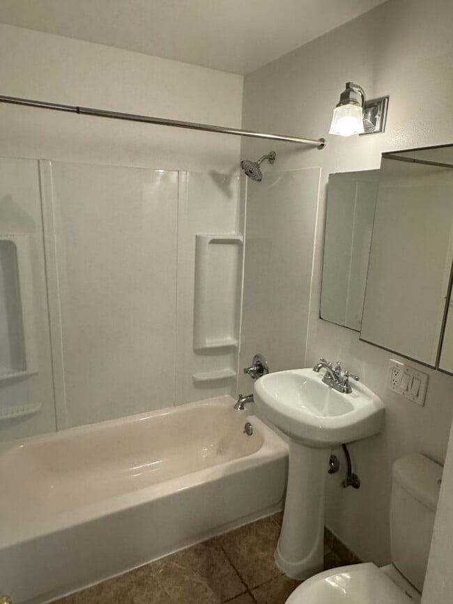 Building Photo - 2bd/1ba Seattle Apartment