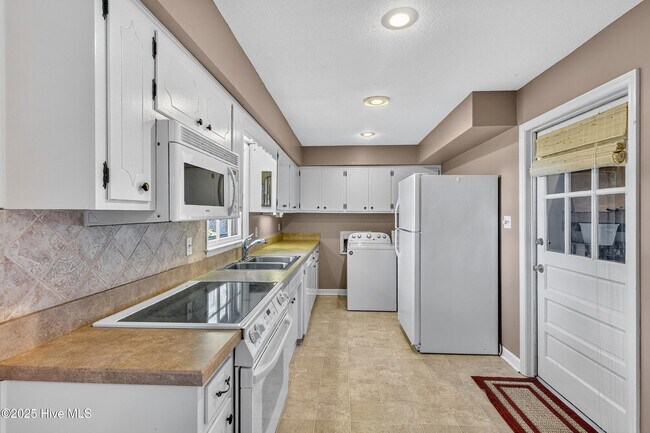 Building Photo - 259 Shoreline Dr