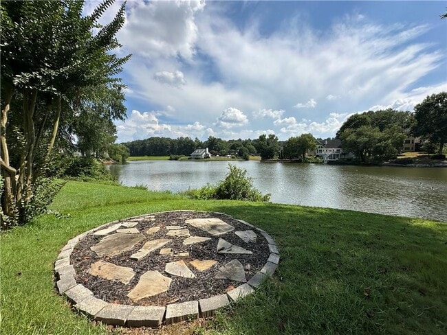 Building Photo - 3960 Longlake Dr