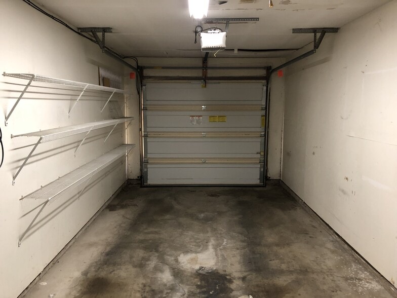 Building Photo - 914 W Meadowmere Ln