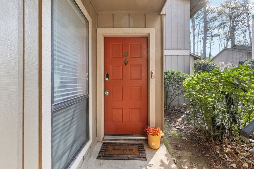 Building Photo - 8740 Roswell Rd