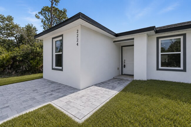 Building Photo - Spacious 3-Bedroom Duplex Oasis with 2 Full Baths in Port Charlotte – Your Ideal Retreat Awaits!