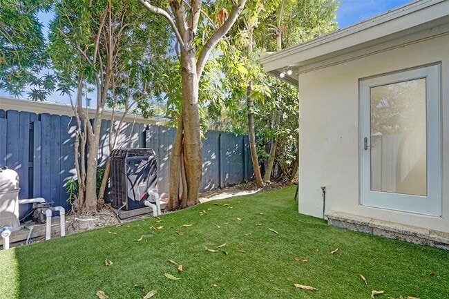 Building Photo - 2514 Yacht Club Blvd