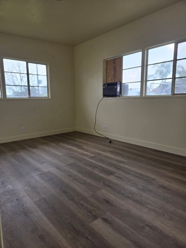 Building Photo - 3 Br 1 Ba available now