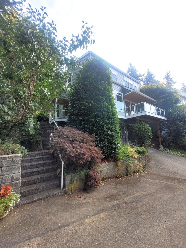 Building Photo - Beautiful South Hill Home with Bay Views 3...