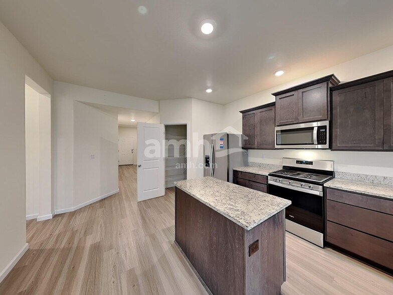 Building Photo - 1415 W 16th Ave