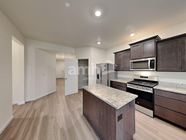 Building Photo - 1415 W 16th Ave