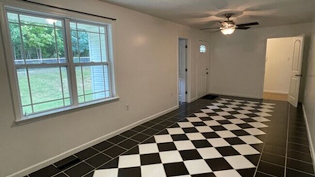 Building Photo - 179 Parker Ln