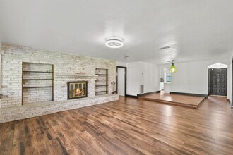 Building Photo - Stylishly Updated Home in Great Location –...