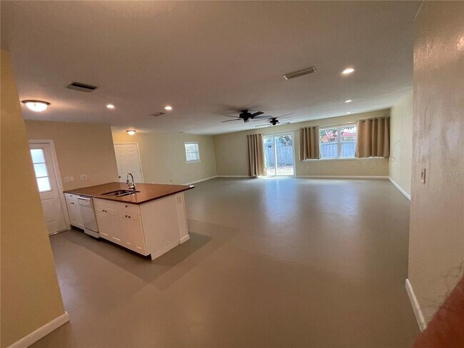 Building Photo - 6185 Deming Ave