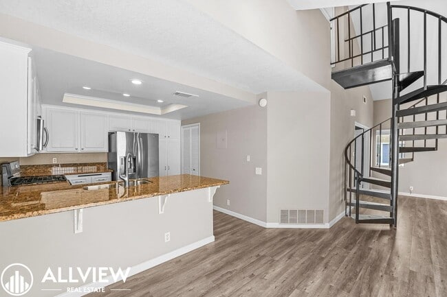 Building Photo - 2 Bedroom, 2 Bathroom Updated Townhome in ...