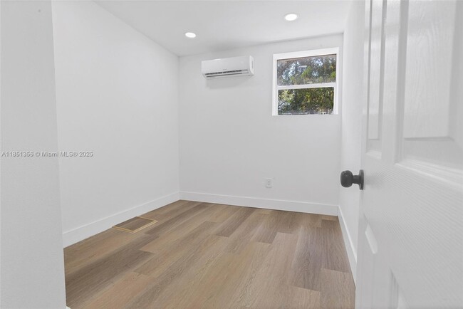 Building Photo - 1528 NE 145th St
